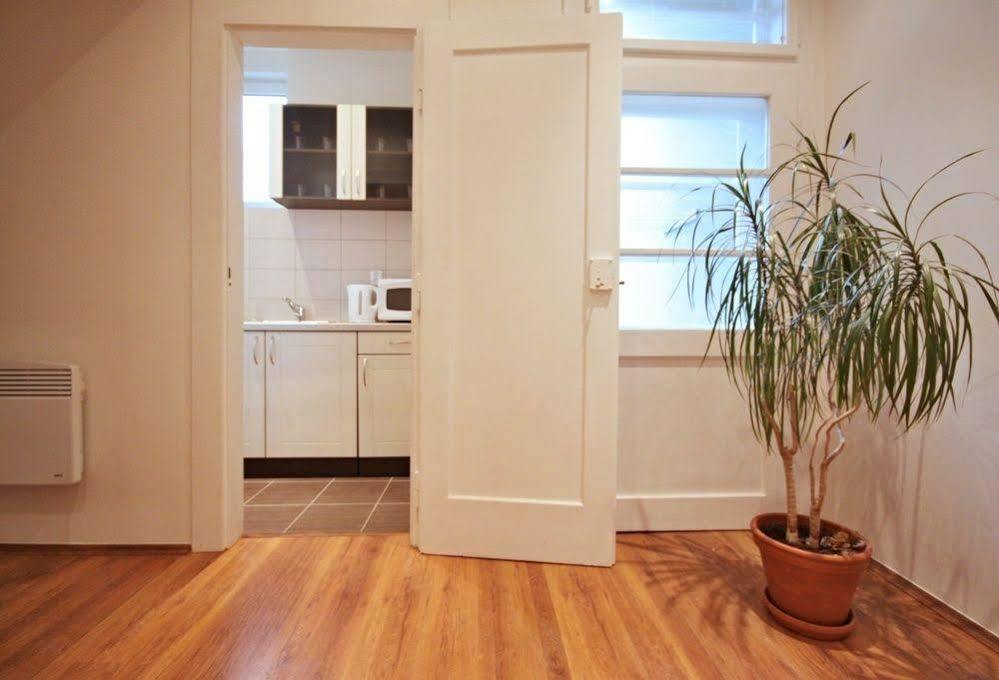 Jezerka Apartments Прага Екстериор снимка