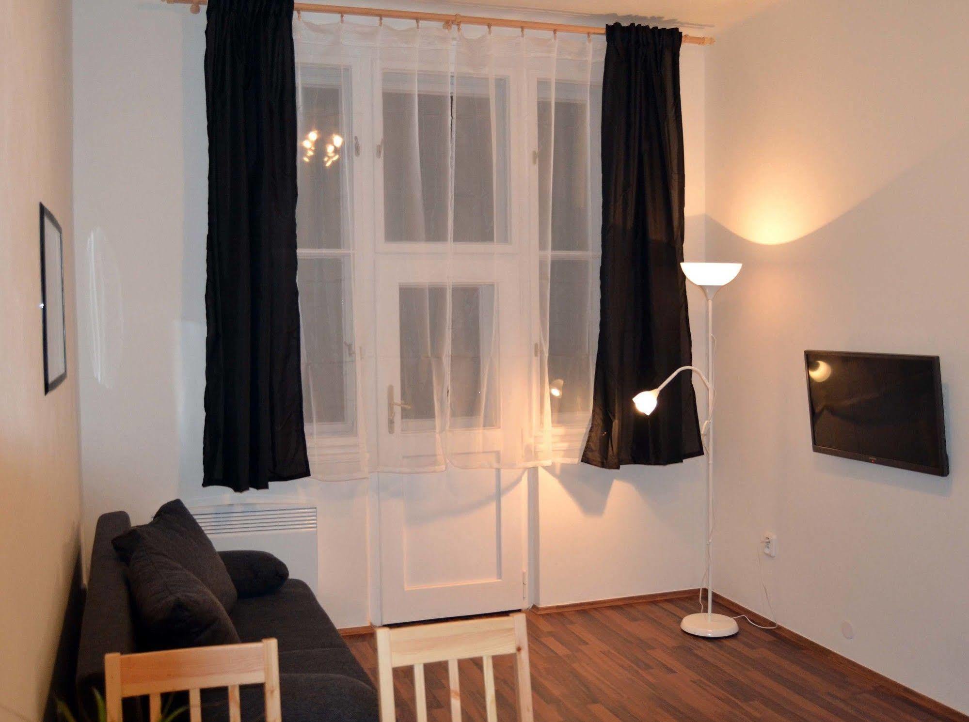 Jezerka Apartments Прага Екстериор снимка