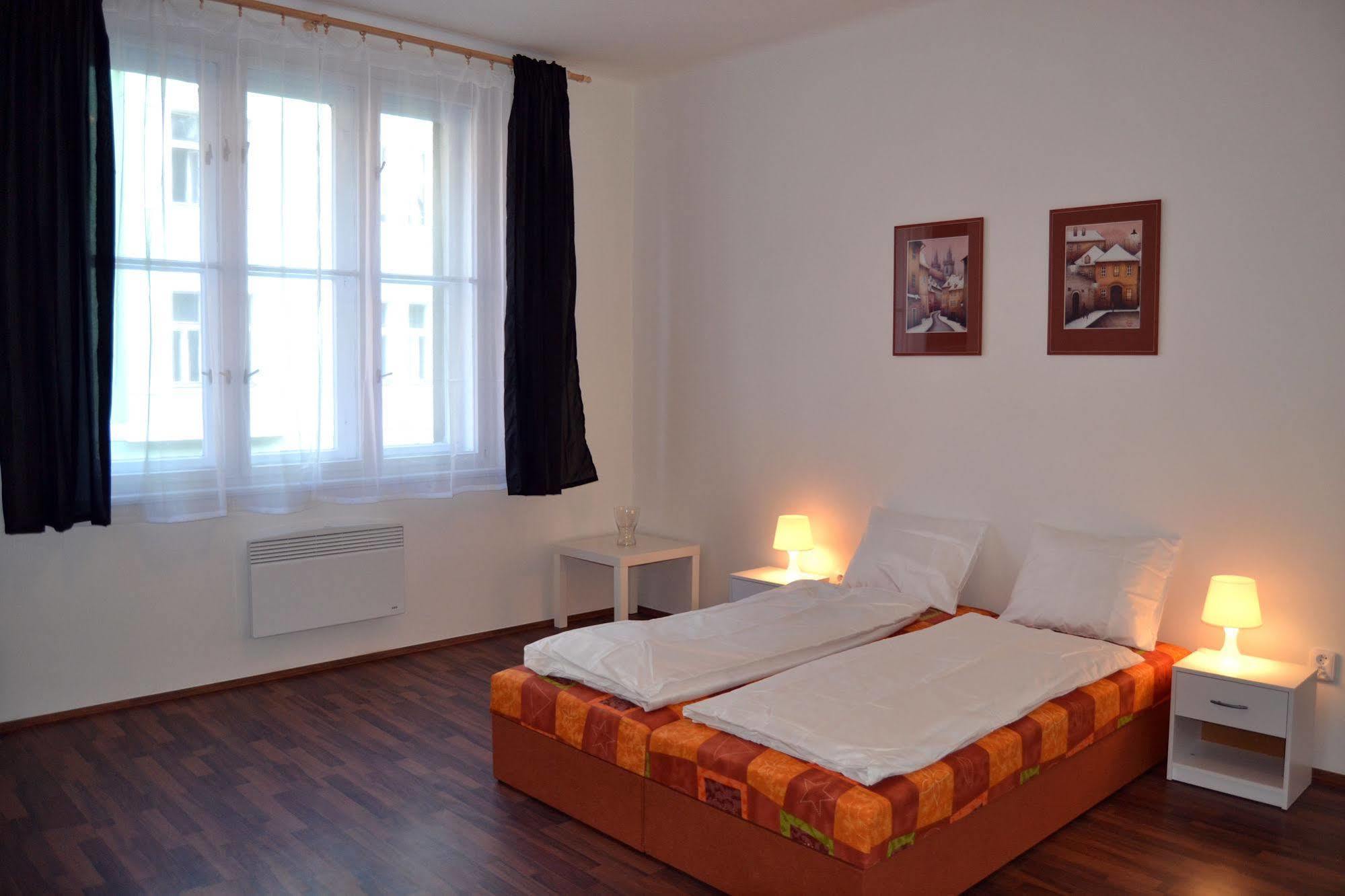 Jezerka Apartments Прага Екстериор снимка