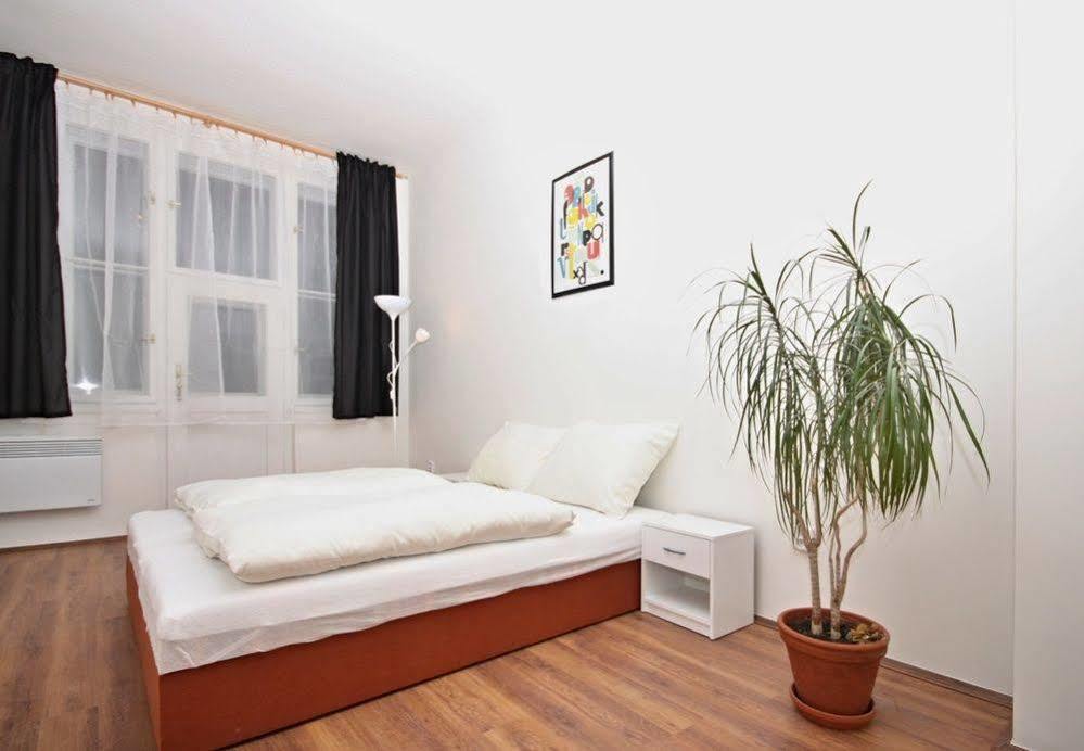 Jezerka Apartments Прага Екстериор снимка
