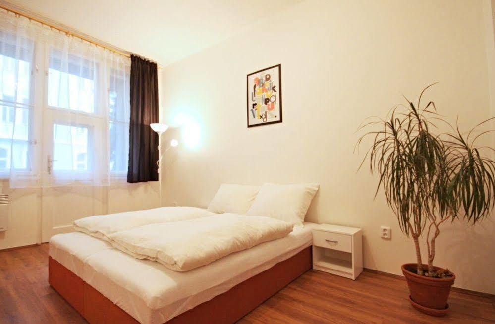 Jezerka Apartments Прага Екстериор снимка