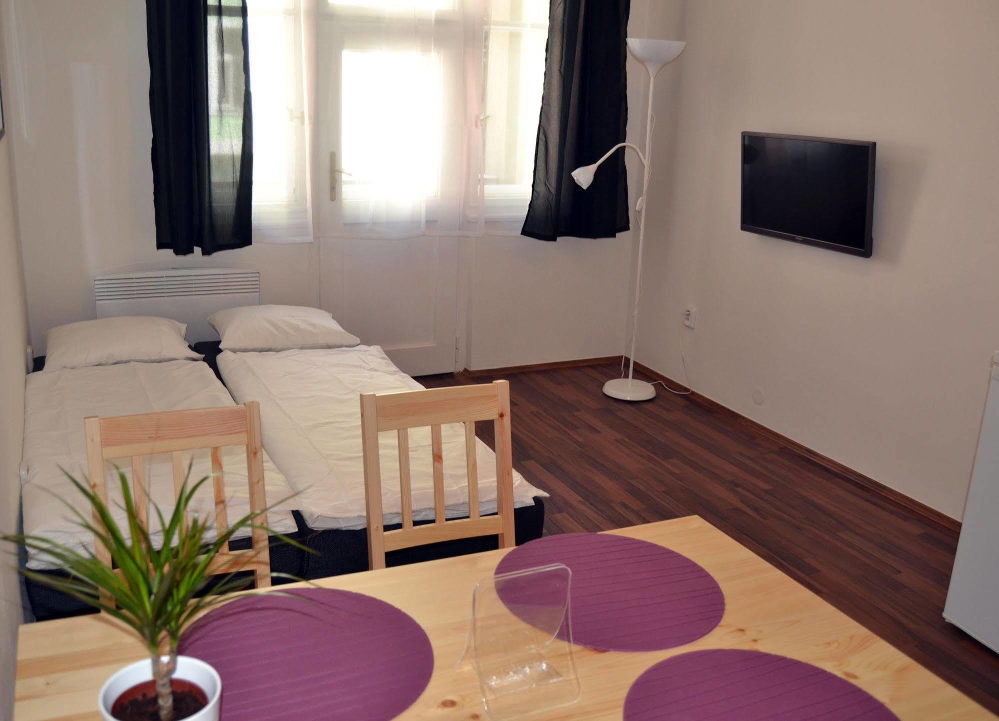 Jezerka Apartments Прага Екстериор снимка