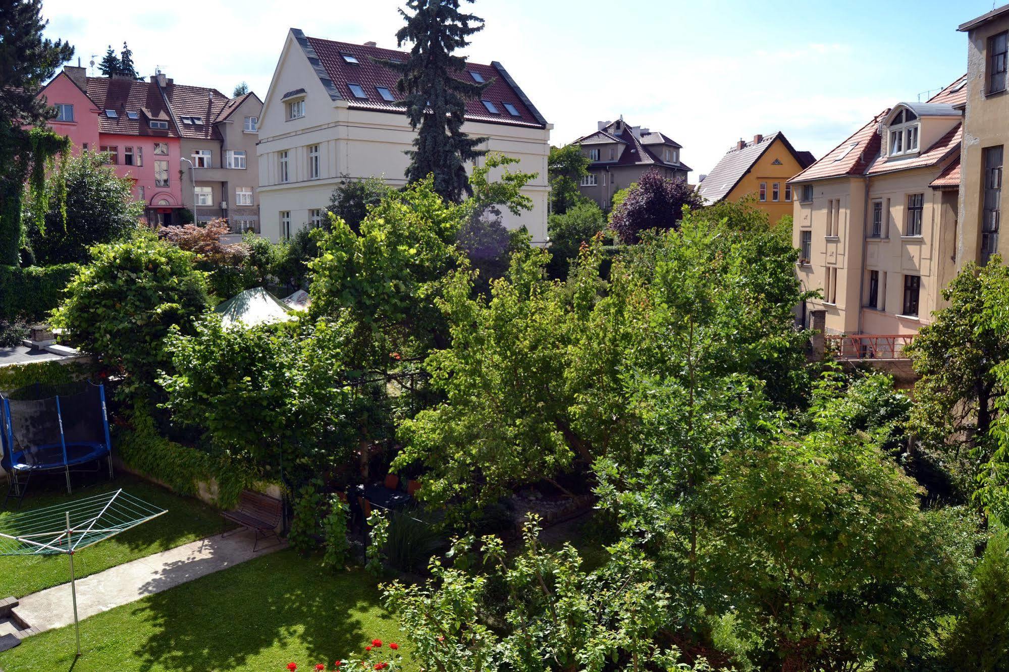 Jezerka Apartments Прага Екстериор снимка