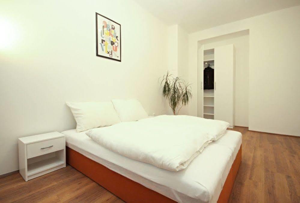 Jezerka Apartments Прага Екстериор снимка